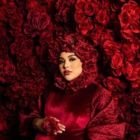 Hamil 9 bulan, Aurel tampil bak putri bunga, mengenakan gaun merah dengan latar belakang mawar. Hijabnya pun dihiasi mawar yang semakin memancarkan aura glamor. Foto: Instagram/@aurelie.hermansyah