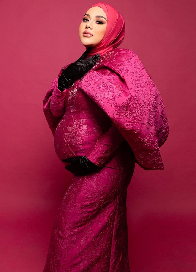 Bergaya feminin dengan busana serba pink, Aurel jadi Barbie berhijab mengenakan gaun aksen bordir rancangan Julianto. Wajahnya dipulas riasan bernuansa nude pink. Foto: Instagram/@aurelie.hermansyah