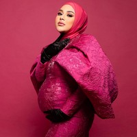Bergaya feminin dengan busana serba pink, Aurel jadi Barbie berhijab mengenakan gaun aksen bordir rancangan Julianto. Wajahnya dipulas riasan bernuansa nude pink. Foto: Instagram/@aurelie.hermansyah