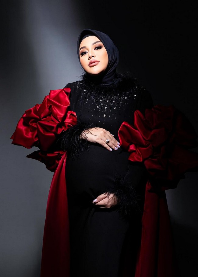 Saat hamil 35 minggu, anak sulung dari Anang Hermansyah dan Krisdayanti ini melakukan pemotretan kehamilan bersama fotografer Moza Wahyu. Aurel tampil glamor dalam balutan gaun hitam rancangan Windy Savosa Couture. Penampilannya makin mewah dengan jubah merah beraksen ruffle. Foto: Instagram/@aurelie.hermansyah