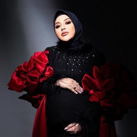 Saat hamil 35 minggu, anak sulung dari Anang Hermansyah dan Krisdayanti ini melakukan pemotretan kehamilan bersama fotografer Moza Wahyu. Aurel tampil glamor dalam balutan gaun hitam rancangan Windy Savosa Couture. Penampilannya makin mewah dengan jubah merah beraksen ruffle. Foto: Instagram/@aurelie.hermansyah