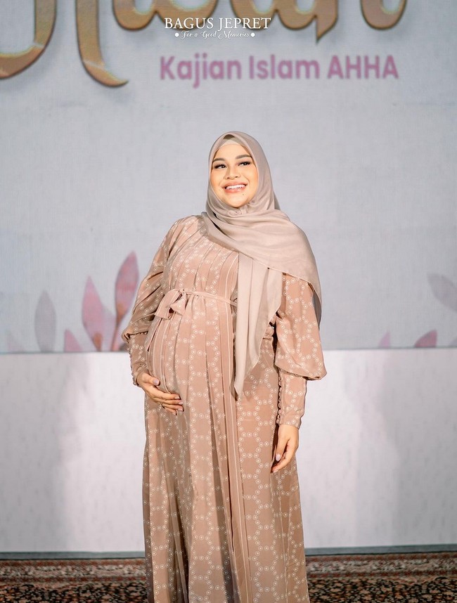 Mengikuti kajian Islam, Aurel Hermansyah memilih busana simple namun tetap manis. Dia mengenakan gamis coklat nude dengan aksen lipit dari koleksi Khanaan Official. Foto: Instagram/@aurelie.hermansyah