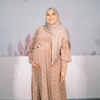 Mengikuti kajian Islam, Aurel Hermansyah memilih busana simple namun tetap manis. Dia mengenakan gamis coklat nude dengan aksen lipit dari koleksi Khanaan Official. Foto: Instagram/@aurelie.hermansyah