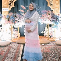 Saat menggelar pesta gender reveal, Aurel bergaya girlie dengan gaun ruffle warna pastel. Gaun merupakan gabungan dari atasan bordir serta rok tutu bergradasi warna pink ke biru. Foto: Instagram/@aurelie.hermansyah