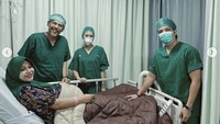 Sebelum masuk ruang bersalin, mereka sempatkan berfoto. Banyak rekan artis mendoakan persalinan Aurel berjalan lancar. Foto: Instagram aurelie.hermansyah