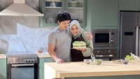 Di kehamilannya yang kedua, Aurel begitu aktif. Ia menjalani banyak kegiatan termasuk pemotretan di dapur dengan kue dan suami menemani di sampingnya. Foto: Instagram aurelie.hermansyah