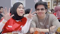 Aurel dan Atta hobi kulineran. Di restoran seafood Bandar Djakarta, mereka review berbagai olahan seafood, mulai dari cumi telur asin hingga udang bakar madu. Foto: Instagram aurelie.hermansyah
