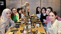Bersama Geng Cendol, Aurel juga menikmati hidangan Jepang di restoran eksklusif. Tampak ada Nagita Slavina, Shireen Sungkar, hingga Ayu Dewi di sana. Foto: Instagram aurelie.hermansyah