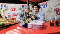 Ulang tahun saat tengah mengandung anak kedua, Aurel diberi kejutan manis oleh Atta. Ia dibawa santap di seafood warung tenda lho! Foto: Instagram aurelie.hermansyah