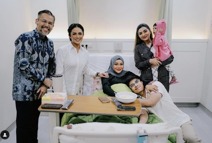 Aurel Hermansyah Melahirkan, Sebelumnya Asyik Kulineran Seafood hingga Sushi