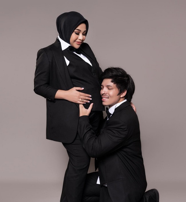 Pemotretan kehamilan bersama sang suami, Aurel Hermansyah memilih gaya androgini dengan setelah tuksedo hitam-putih.  Foto: Instagram/@aurelie.hermansyah