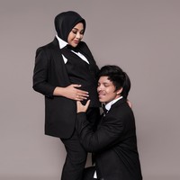 Pemotretan kehamilan bersama sang suami, Aurel Hermansyah memilih gaya androgini dengan setelah tuksedo hitam-putih.  Foto: Instagram/@aurelie.hermansyah