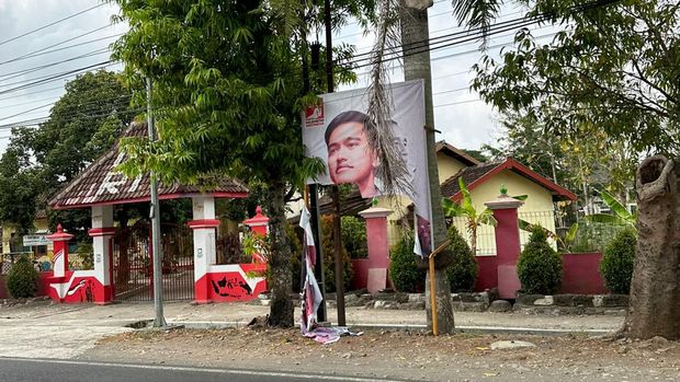 Baliho PSI di Gunungkidul Yogyakarta dirusak.