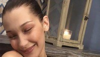 Momen lain Bella Hadid ketika berpose dengan pizza favoritnya. Ia tampak tersenyum manis karena bertemu dengan seloyang pizza. Foto: Instagram @bellahadid