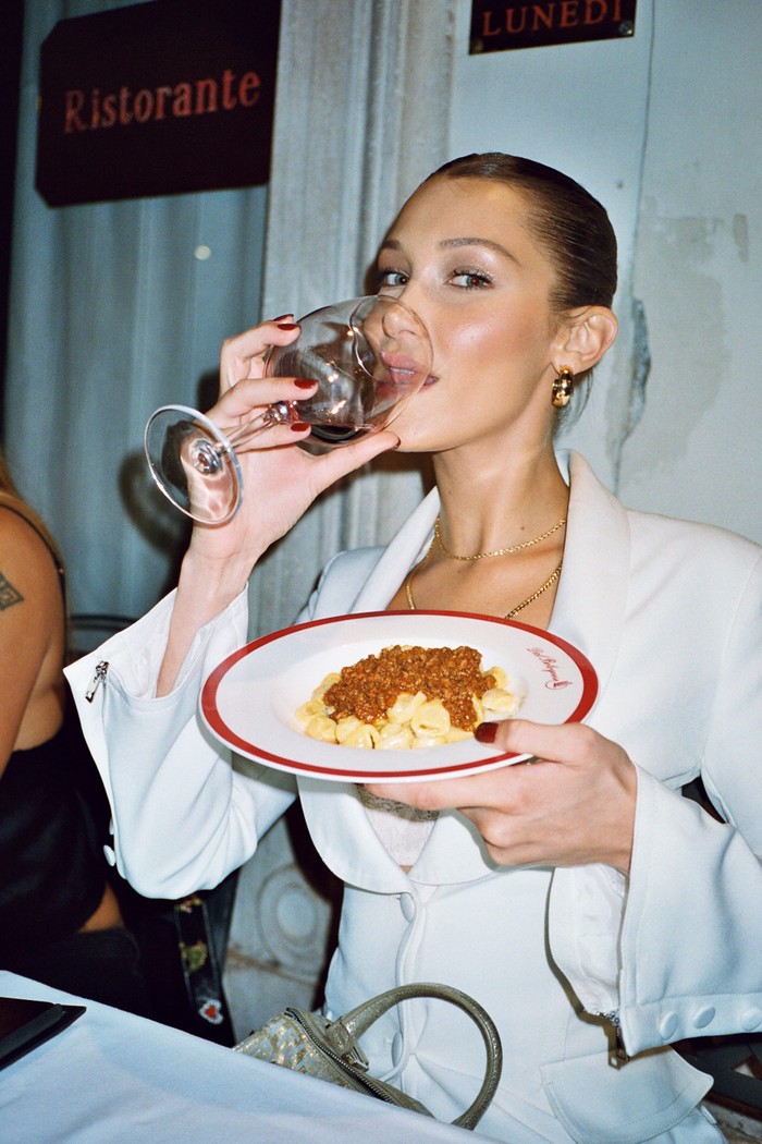 Bella Hadid Hobi Kulineran, Paling Doyan Makan Pizza!