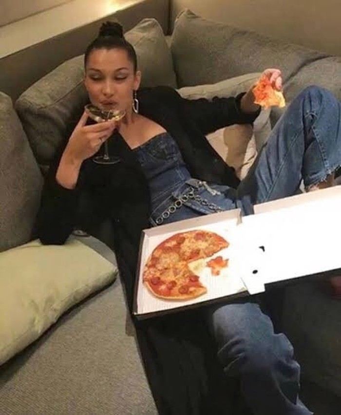 Bella Hadid Hobi Kulineran, Paling Doyan Makan Pizza!