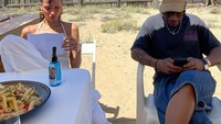 Unggahan di Instagram miliknya juga tak seputar itu, tapi saat dirinya kulineran. Bella tampak menikmati pasta di sela syuting yang sedang dikerjakannya. Foto: Instagram @bellahadid