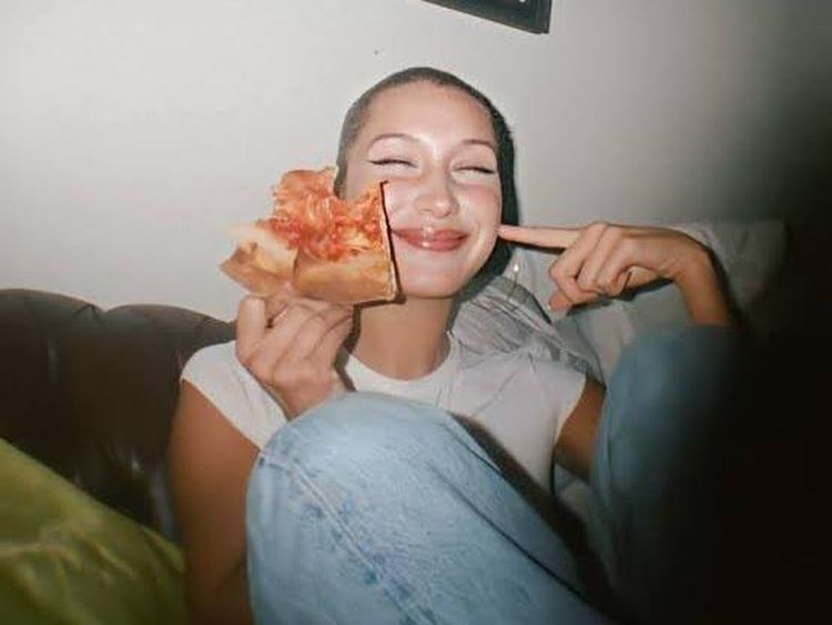 Bella Hadid Hobi Kulineran, Paling Doyan Makan Pizza!