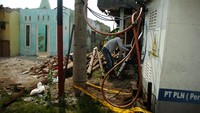 Menurut data pemerintah desa setempat sebanyak 10 rumah, dua tiang listrik dan satu masjid rusak akibat diterjang angin puting beliung.  