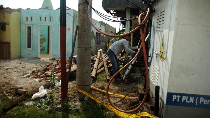 Sejumlah warga memperbaiki atap rumah yang rusak akibat angin puting beliung di Desa Kedungsukun, Kabupaten Tegal, Jawa Tengah, Jumat (10/11/2023). Menurut data pemerintah desa setempat sebanyak 10 rumah, dua tiang listrik dan satu masjid rusak akibat diterjang angin puting beliung.
