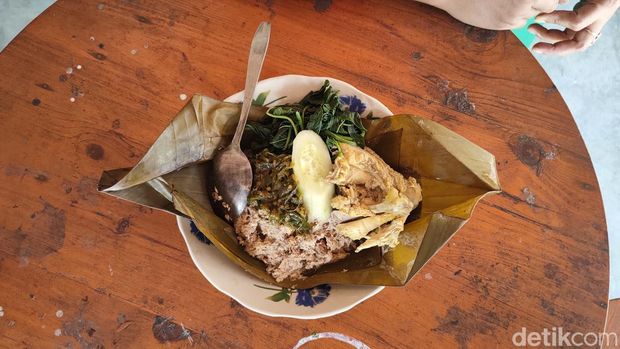 Botok Sarang tawon di Kedai Sundhullangit, kawasan Segajih Live In & Education, Kalurahan Hargotirto, Kapanewon Kokap, Kulon Progo, Sabtu (11/11)