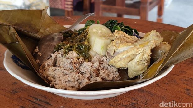 Botok sarang tawon Botok Sarang tawon di Kedai Sundhullangit, kawasan Segajih Live In & Education, Kalurahan Hargotirto, Kapanewon Kokap, Kulon Progo, Sabtu (11/11)