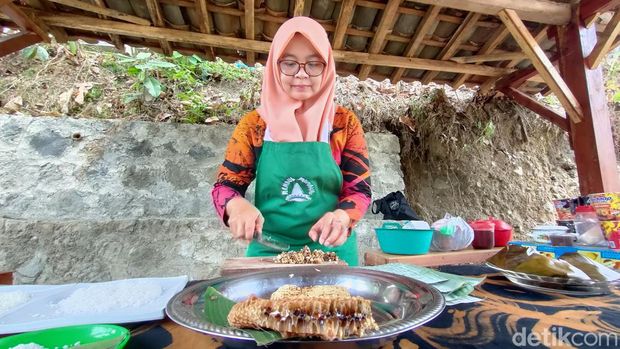 Botok Sarang tawon di Kedai Sundhullangit, kawasan Segajih Live In & Education, Kalurahan Hargotirto, Kapanewon Kokap, Kulon Progo, Sabtu (11/11)