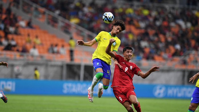 Kejutan hadir di penyisihan Grup C Piala Dunia U-17 2023. Juara bertahan Brasil membuang keunggulan dua gol di babak pertama dan akhirnya menyerah 2-3 di tangan Iran.