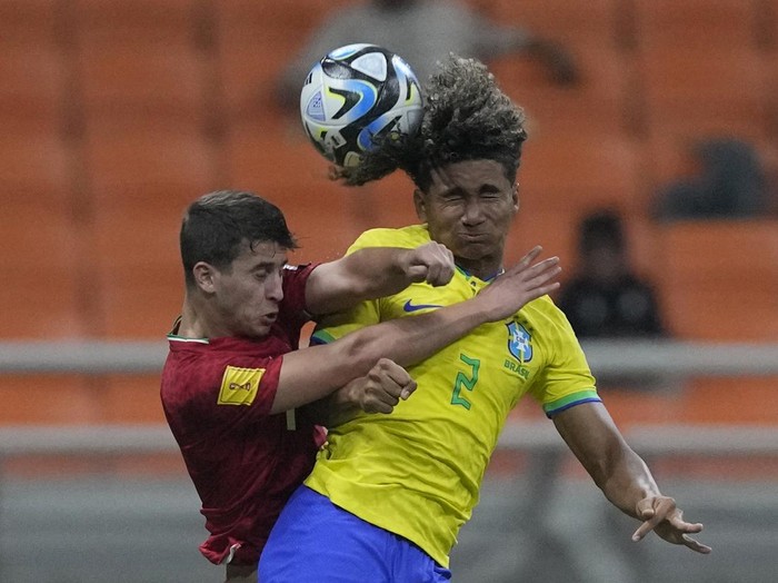 Brazils Pedro Lima battles for the ball against Irans Mahan Sadeghi during the FIFA U-17 World Cup Group C soccer match between Brazil and Iran at Jakarta International Stadium in Jakarta, Indonesia, Saturday, Nov. 11, 2023. (AP Photo/Achmad Ibrahim)