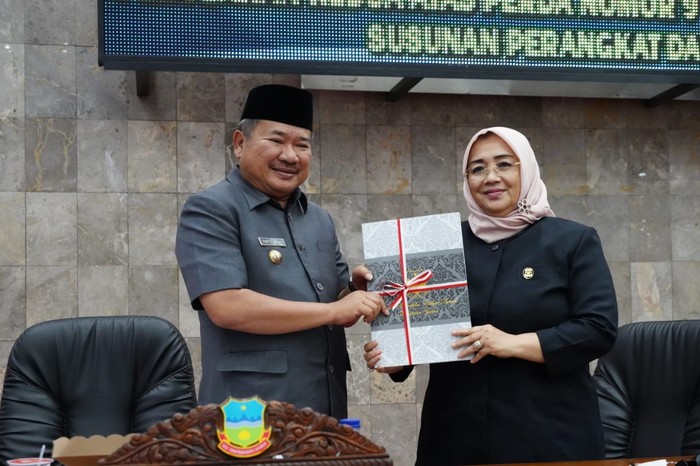Bupati Garut Rudy Gunawan menghadiri Rapat Paripurna DPRD Masa Sidang III tahun Sidang 2023, dalam rangka pembahasan Rancangan Peraturan Daerah (Raperda) Kabupaten Garut yang berlangsung di Ruang Rapat Paripurna DPRD Garut, Jalan Patriot, Kecamatan Tarogong Kidul, Kabupaten Garut, Jumat (9/11).
