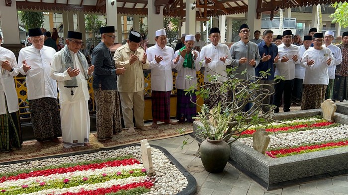 Calon Presiden dari Koalisi Indonesia Maju (KIM) Prabowo Subianto melakukan ziarah ke makam pendiri NU Hadratussyaikh Hasyim Asyari dan makam KH Abdurrahman Wahid (Gus Dur) di Ponpes Tebuireng Jombang Jawa Timur.