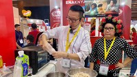 Setiap stan produk makanan biasanya diisi dengan penampilan cooking hingga baking demo yang menarik. Seperti aksi celebrity Chef Eddrian Tjhia di gerai Bola Deli. Foto: detikFood