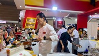 Begitu juga dengan cooking demo yang diberikan Chef Juna Rorimpandey, yang menarik perhatian banyak pengunjung. Foto: detikFood