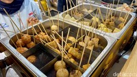 Mau kulineran di SIAL Interfood 2023 juga bisa. Di sini semua produk makanan ditawarkan dengan harga yang lebih murah.  Foto: detikFood