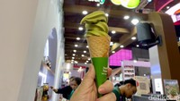  Dengan harga Rp 5.000 saja, sudah bisa cicip soft ice cream matcha free topping di gerai Health Today. Foto: detikFood