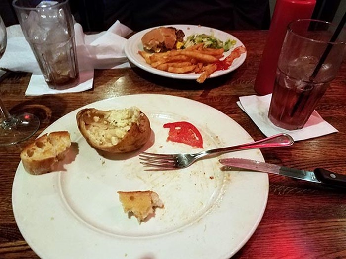 Duh! Pria Ini Makan Makanan Sisa Milik Orang Lain Saat Kencan