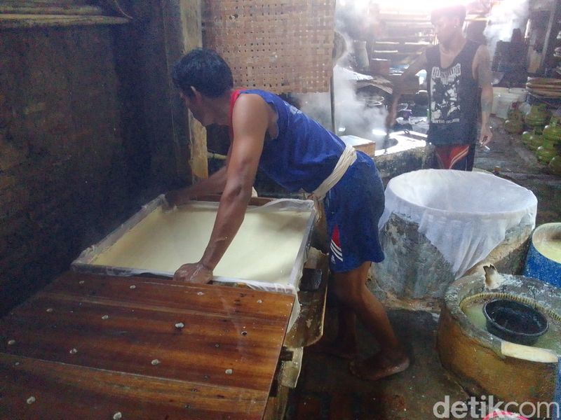 Sejumlah pegawai di pabrik tahu milik Maula (42) yang berada di Desa Jatiseeng, Kecamatan Ciledug, Kabupaten Cirebon, Sabtu (11/11/2023)