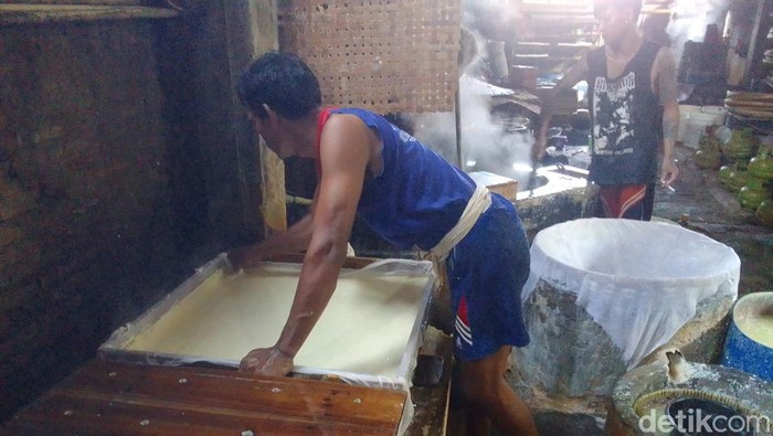 Sejumlah pegawai di pabrik tahu milik Maula (42) yang berada di Desa Jatiseeng, Kecamatan Ciledug, Kabupaten Cirebon, Sabtu (11/11/2023)