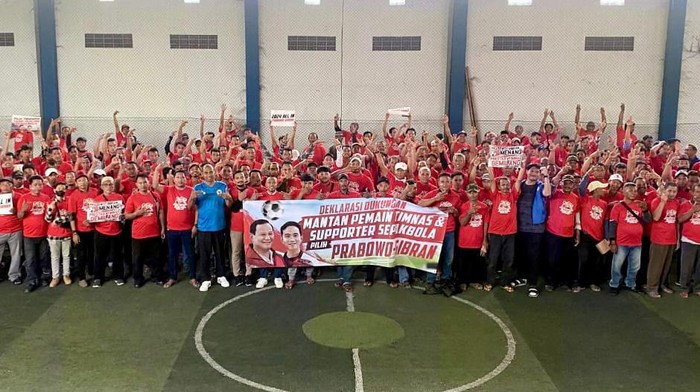 Eks pemain Timnas Indonesia bersama suporter sepakbola mendeklarasikan dukungan kepada pasangan bacapres Prabowo Subianto dan bacawapres Gibran Rakabuming. (Antara Foto)