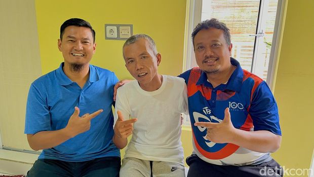 Enuh (tengah) diapit oleh Irfan dan Andhi, rekan satu angkatannya di ITB.