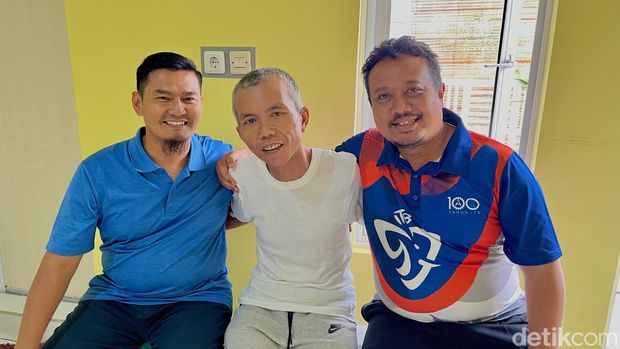 Enuh (tengah) diapit oleh Irfan dan Andhi, rekan satu angkatannya di ITB.