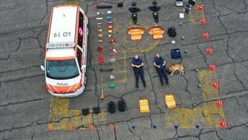 Layanan Darurat Swiss lainnya: Pengaturan Kru Polisi Anjing Foto: Boredpanda