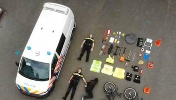 Isi Mobil Van Polisi Belanda Foto: Boredpanda
