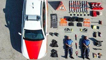 Inilah Isi Dalam Mobil Polisi Swiss Foto: Boredpanda