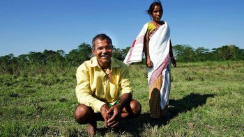 Jadav Payeng Payeng adalah aktivis lingkungan dan pekerja kehutanan dari India. Pada tahun 1979, Payeng, yang saat itu masih berusia 16 tahun, menemukan tumpukan ular mati di gundukan pasir tandus di Sungai Brahmaputra. Pemandangan ini sangat mengganggunya, sehingga dia meminta solusi kepada departemen kehutanan setempat. Ketika mereka mengatakan kepadanya bahwa tidak ada yang bisa tumbuh di sana, dia mengambil tindakan sendiri untuk membuktikan bahwa mereka salah. Berawal dari 20 bibit bambu saja, kini dia menghasilkan hutan seluas 1.360 hektar yang jadi rumah bagi beberapa spesies hewan termasuk harimau Bengal, badak India, dan lebih dari 100 rusa, serta satwa liar lainnya. Foto: Twitter/x_socrates1