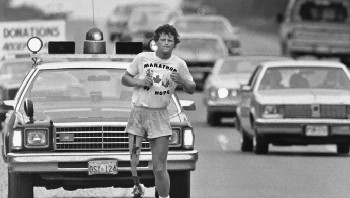 Terry Fox Terry Fox adalah seorang atlet Kanada dan aktivis penelitian kanker yang menjadi pahlawan nasional untuk Marathon of Hope-nya. Didiagnosis mengidap osteosarcoma, suatu bentuk kanker tulang, kaki kanan Fox diamputasi tetapi tidak menghentikannya untuk membuat perbedaan. Dia memulai Marathon of Hope, perlombaan lintas Kanada untuk mengumpulkan uang bagi penelitian kanker. Fox harus mengakhiri perjalanannya setelah 143 hari dan 5.373 kilometer ketika kanker menyebar ke paru-parunya. Meskipun dia tidak bisa menyelesaikan maratonnya, warisannya tetap hidup. Terry Fox Run diselenggarakan setiap tahun telah mengumpulkan lebih dari $800 juta untuk penelitian kanker, sehingga memberikan dampak jangka panjang dalam perjuangan melawan penyakit tersebut. Foto: Twitter/x_socrates1