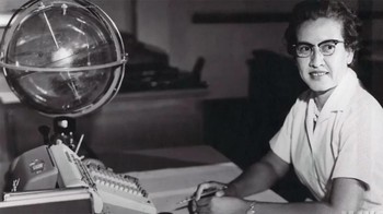 Katherine Johnson (1918-2020) adalah seorang ahli matematika Afrika-Amerika yang perhitungannya berperan penting dalam keberhasilan misi luar angkasa berawak Amerika Serikat. Dia mendobrak batasan ras dan gender di bidang yang didominasi oleh pria kulit putih, bekerja untuk NASA selama puncak Gerakan Hak Sipil. Foto: Twitter/x_socrates1