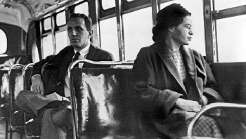 Pada tanggal 1 Desember 1955, di Montgomery, Alabama, Rosa Parks menolak menyerahkan kursinya kepada seorang pria kulit putih di bus terpisah, melanggar hukum diskriminatif pada saat itu. Penolakannya untuk menyerahkan kursinya bukan sekadar tindakan menentang segregasi rasial; itu adalah pernyataan tentang nilai kemanusiaan, tantangan terhadap status quo, dan seruan untuk keadilan. Pada saat itu, ia mewujudkan prinsip Sokrates yaitu hidup sesuai dengan nilai-nilai seseorang, terlepas dari tekanan masyarakat. Tindakan ini menjadi katalis bagi Boikot Bus Montgomery, sebuah protes selama 381 hari terhadap sistem transportasi umum kota yang terpisah, dan menjadi momen yang menentukan dalam Gerakan Hak-Hak Sipil Amerika. Foto: Twitter/x_socrates1
