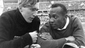 Jesse Owens dikenal karena raih 4 emas di Olimpiade Berlin 1936, mengikis mitos Hitler tentang supremasi Arya. Namun, cerita yang kurang diketahui persahabatannya dengan pelompat jauh Jerman Luz Long. Selama kualifikasi, Owens melakukan pelanggaran pada dua upaya pertamanya. Menghadapi eliminasi, Long yang dianggap musuh menyarankan dia untuk menyesuaikan titik lepas landasnya. Owens mengikuti saran tersebut dan lolos dengan mudah, bahkan raih emas sementara Long dapat perak. Setelah kompetisi, di hadapan Hitler, Owens dan Long berjalan bergandengan tangan. Tindakan sportivitas dan persahabatan ini melampaui ras, kebangsaan, dan suasana politik yang penuh tekanan, jadi simbol persatuan dan kemanusiaan yang kuat. Foto: Twitter/x_socrates1  