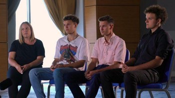 Sarah Sands, seorang ibu dari London Timur, mendapati dirinya berada dalam situasi yang tidak boleh dihadapi oleh orang tua mana pun. Ketiga putranya menjadi korban pelecehan oleh terpidana pedofil, Michael Pleasted, yang tinggal tepat di seberang jalan dari mereka. Ketika sistem hukum gagal melindungi anak-anaknya, Sarah mengambil tindakan sendiri. Suatu malam bersenjatakan pisau, dia menemui Pleasted di rumahnya. Pertemuan itu berakhir dengan nyawa Pleasted melayang, dan Sarah dihukum karena pembunuhan dan menghabiskan hampir empat tahun penjara. Foto: Twitter/x_socrates1
